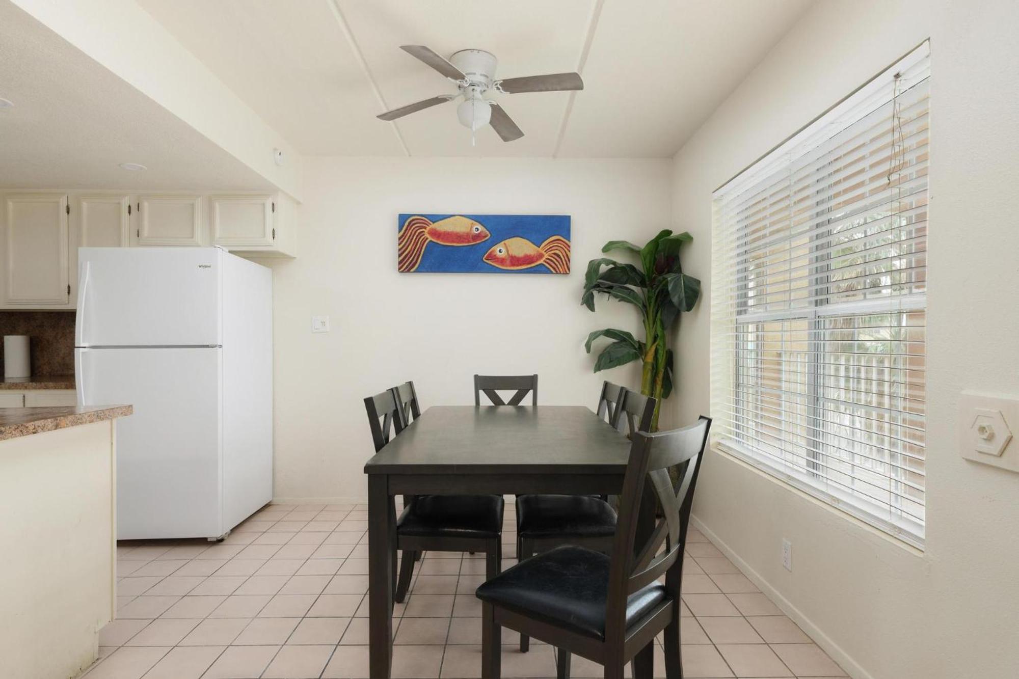 Lovely 2 Bed 2 Bath 2nd Floor By *